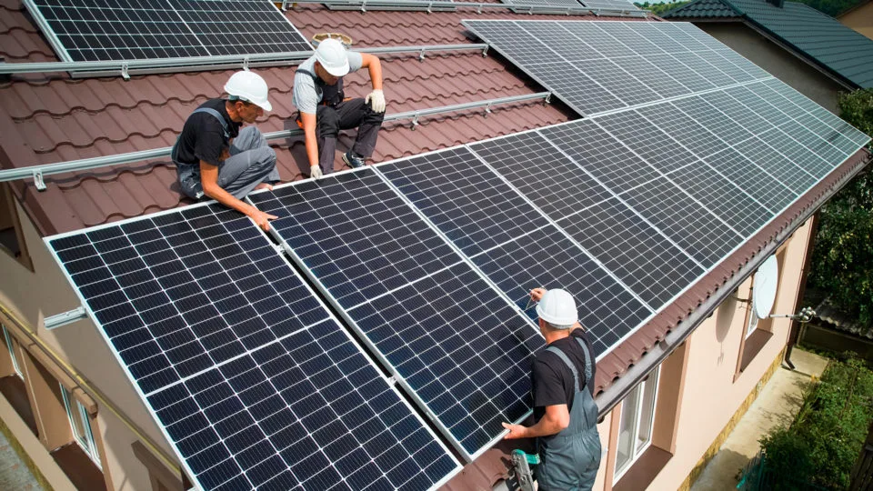 Quase-70porcento-dos-brasileiros-ja-pensaram-em-ter-energia-solar-residencial-960x540.jpg